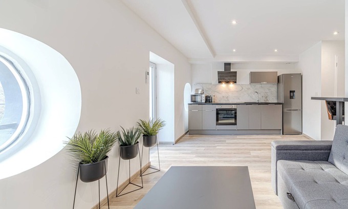 Saint Clair Apartment | Lyon Cité La Peniche 6 people balcony Caluire