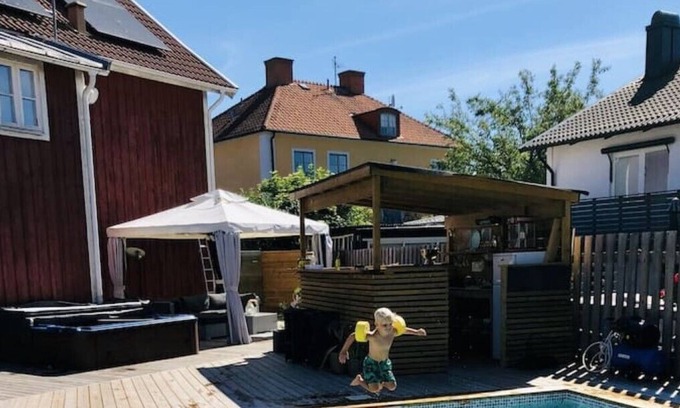 Kalmar Villa | Lyxig Central Villa med Extra Allt. Pool, Utekök