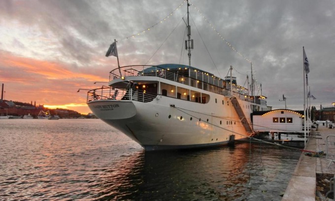 Gamla Stan Boat Rental | Mälardrottningen Yacht Hotel