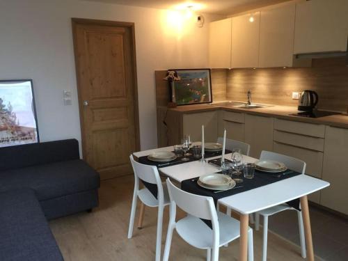 Meribel Apartment | Méribel 2 pièces avec cabine, centre, proche commerce et pistes avec parking et wifi état neuf