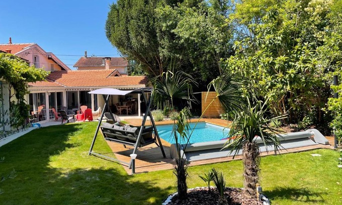 Angouleme Bed & Breakfast | Mérig'home Chambre BD climatisée dans maison avec piscine au calme en ville, SdB & toilettes privés