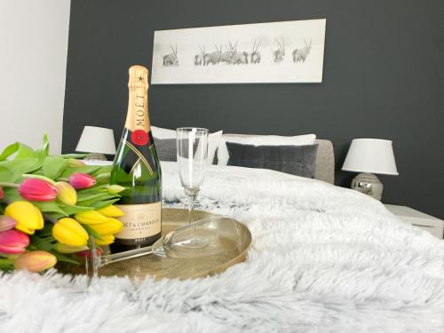 Sudstadt Apartment | M-Style 01 Apartment mit Terrasse und Gasgrill, 24h Self-Check-In, Free Parking, Netflix