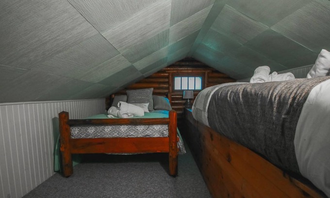 Turkey Point Cabin | Mabee Marsh Cabin - Rustic wooded lodge on the bluffs on Turkey Point