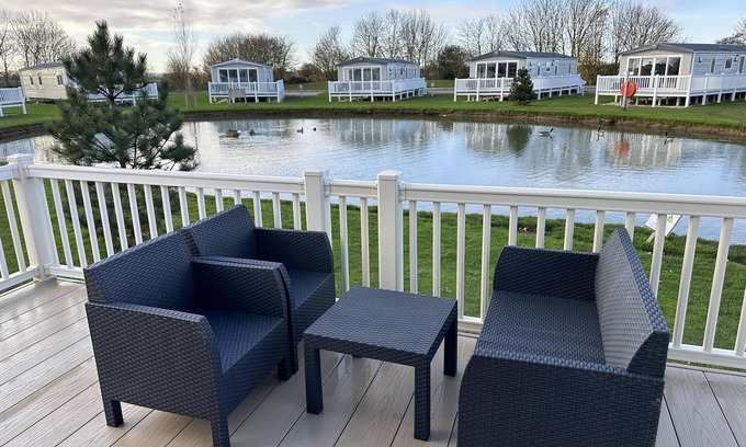 Mablethorpe Cabin | Mablethorpe Lakeside Caravan with Decking & Wi-Fi!