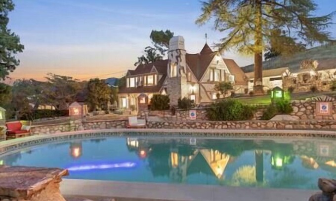 Newhall House | Mack - Six Flags, Universal, LAX, private studio