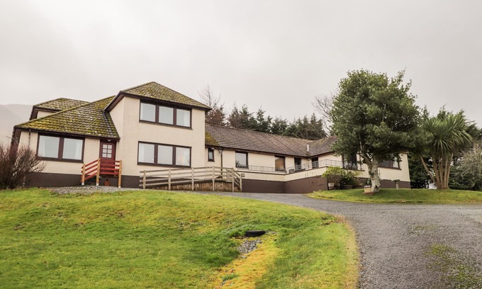 Sconser Cottage | MACKENZIE’S PEAK, country holiday cottage, with a garden in Portree