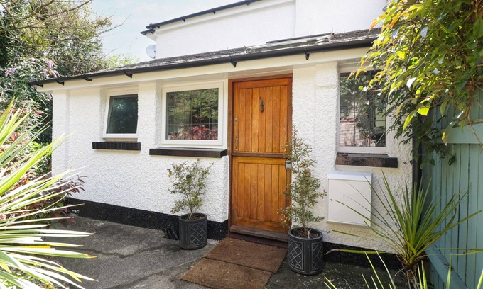 Budleigh Salterton Cottage | MACKEREL COTTAGE, pet friendly, with a garden in Budleigh Salterton