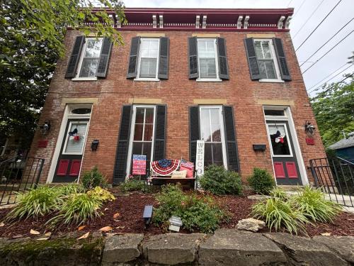 Madison House | "Madison Manor I" by the River, Hot Tub, Downtown