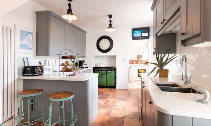 Rhosneigr Cottage | Maelog Villa : Spacious 4‑Bed Pet-Friendly Townhouse with Sea Views in Rhosneigr | Managed by Angles