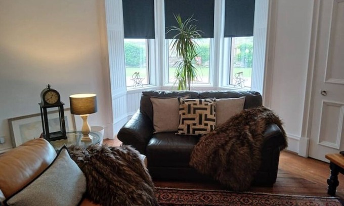 Prestwick Bed & Breakfast | Magdalena B&B Suite in traditional Victorian House, Lounge, bedroom & ensuite