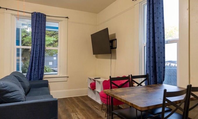 Market District Apartment | Magenta - The Rhodee House #2
