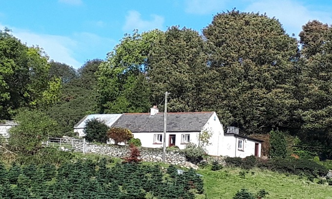 Dundalk Cottage | Maggie's Cottage is located on the side of a mountain, overlooking Dundalk Bay.