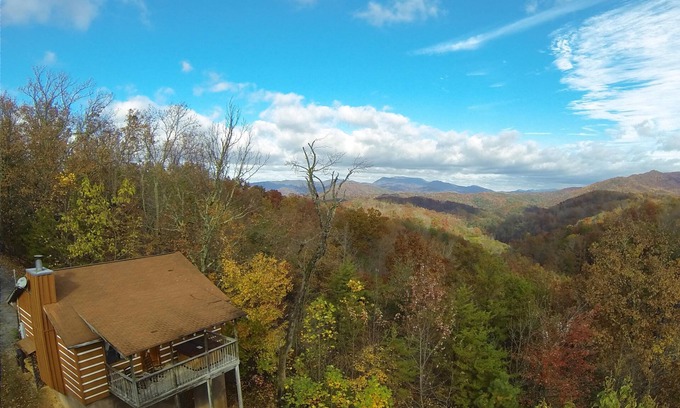 Gatlinburg - Pigeon Forge Cabin | Maggie’s House Cabin: A Cozy Retreat with Mountain Views, Hot Tub, and Jacuzzi