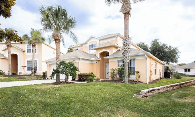 West Kissimmee House | Magic Villa, 10 Mins to Disney – Fun for the Whole Family w/Pool & Game Room!