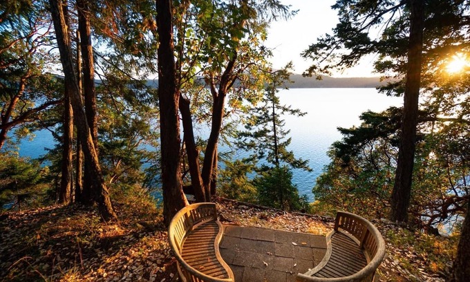 Eastsound House | Magical Beachfront, Hot Tub, Private, Spacious w/Fireplace, Close to Town and Moran State Park