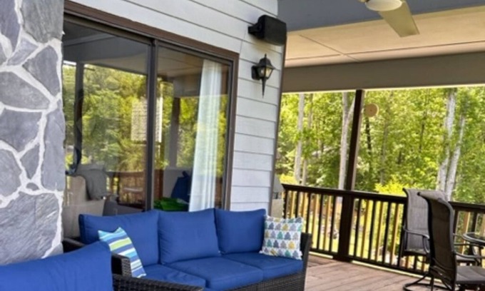 Milledgeville House | Magical Lake Sinclair Retreat with New Ping Pong Table, Kayaks, Large Lake Float