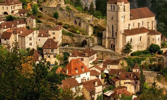 Saint-Cirq-Lapopie House | Magical, Medieval Home in Artists Village, Ideal for Families or up to 4 Couples