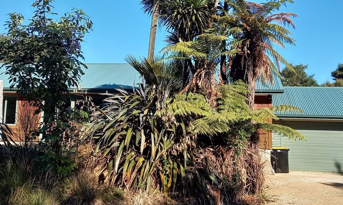 Parapara House | Magical Milnthorpe, fabulous walking tracks, wonderful inlet, picturesque beach