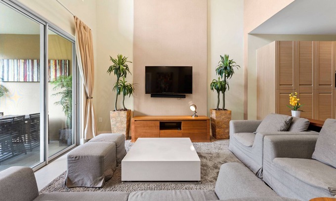 Florida Central Atlantic Coast House | Magical new modern oasis BBQ delight 10 min Disney