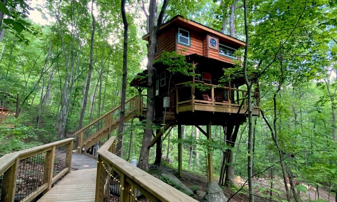 Copperhill Cabin | Magical Treehouse ~ Romantic Hot Tub ~Dog Friendly