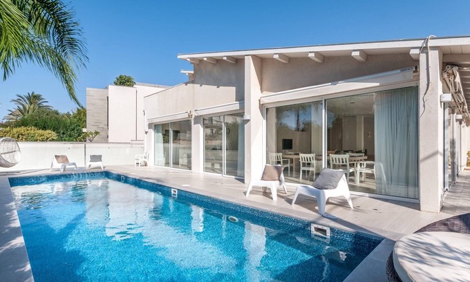 Herzliya Pituach Villa | Magical Villa close Beach - Pool heated