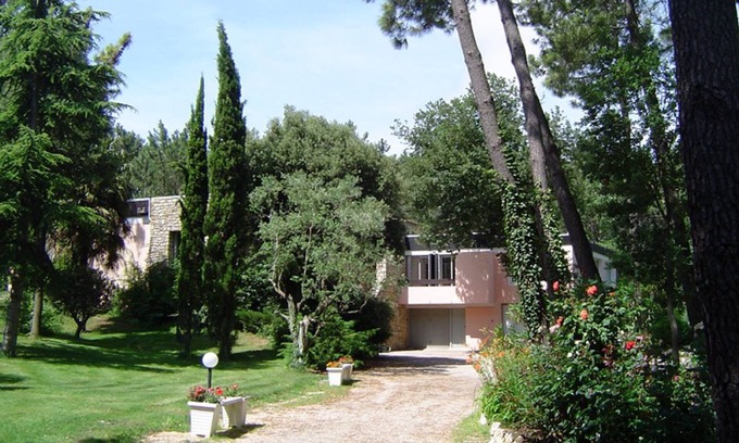 Saint-Paul-Trois-Chateaux Villa | Magnificent architect-designed pool house and large swimming pool in wooded grounds