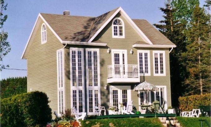 Saint Aime Des Lacs Ski Chalet | Magnificent cottage on the shores of Lake Nairne in Charlevoix