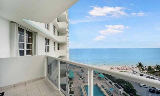 Hollywood South Central Beach Apartment | MAGNIFICENT 2 bedroom/2 bath beachfront with Beach View Condo apartment