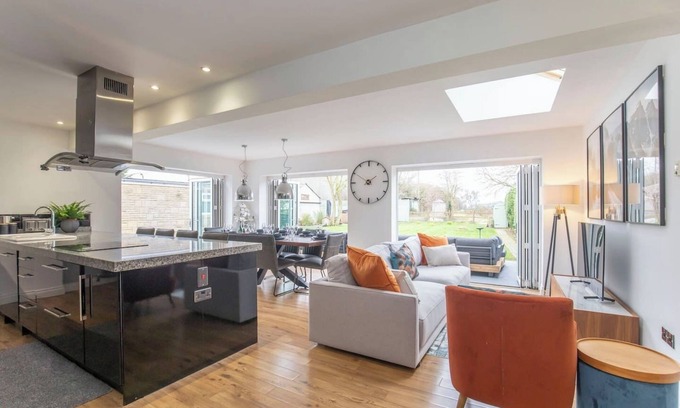 Mangotsfield House | Magnificent 3-Bedroom Home with Swim Spa
