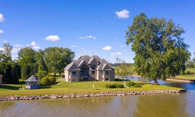 Lighthouse Cove Villa | Magnificent 7 Bedroom 6 bath Villa on the lake