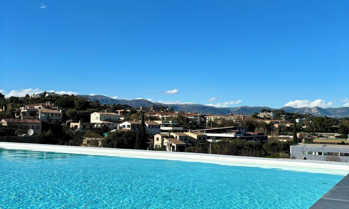 Villeneuve-Loubet Apartment | Magnificent apartment with rooftop pool
