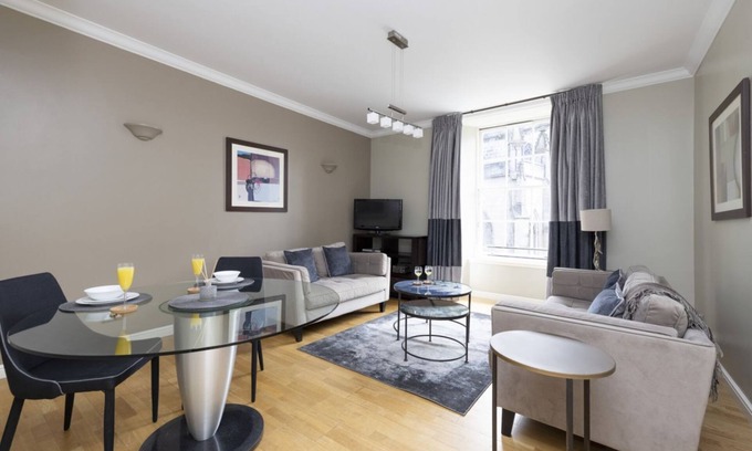 Old Town Apartment | Magnificent Apartment Overlooking St Giles