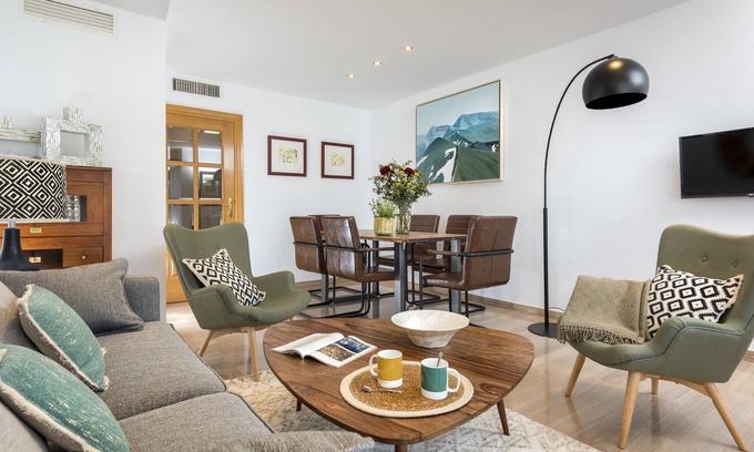 Central District Apartment | Magnificent Apartment for Family Breaks. Isabel IV