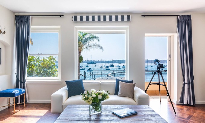 Double Bay Apartment | Magnificent Art Deco Waterfront apartment on the edge of Redleaf Beach