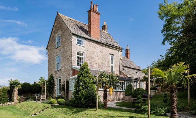 Swanage House | Magnificent Clarence cottage!