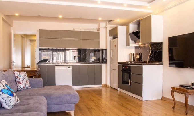 Karsiyaka Apartment | Magnificent Flat with Jacuzzi in Karsiyaka