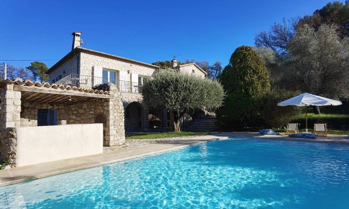 Les Maillans House | Magnificent villa bathed in sun and surrounded by pine trees and olive trees