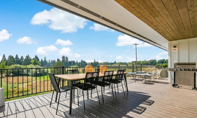 McMinnville House | Magnificent Golf Course Views, Huge Deck, Views of the Hazelnut Orchard, BBQ, 3 Miles to McMinnville