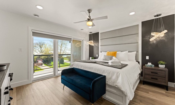 Leamington House | Magnificent Lakeview