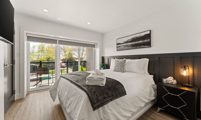 Leamington House | Magnificent Lakeview's