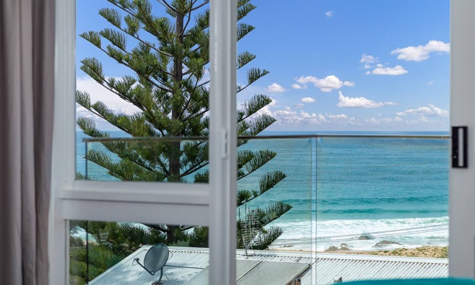 Malua Bay House | Magnificent Malua Views | Walk to Beach, WiFi