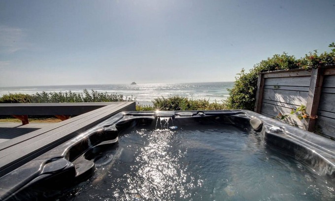 Arch Cape House | Magnificent Oceanfront Beach House & Oceanfront Hot Tub with Breathtaking Views & Private Beach Access
