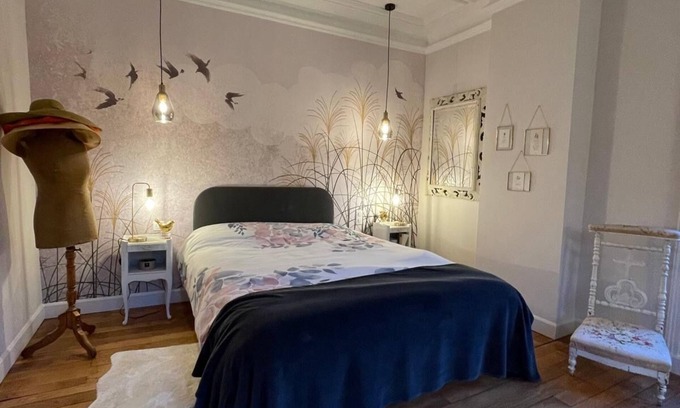 Yvre-l'Eveque Bed & Breakfast | Magnificent room in a castle at the gateway to the circuit