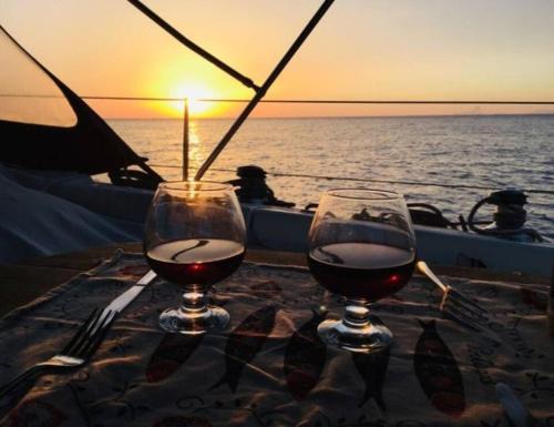 Poblats Maritims Boat Rental | Magnificent sailboat with free parking for cars