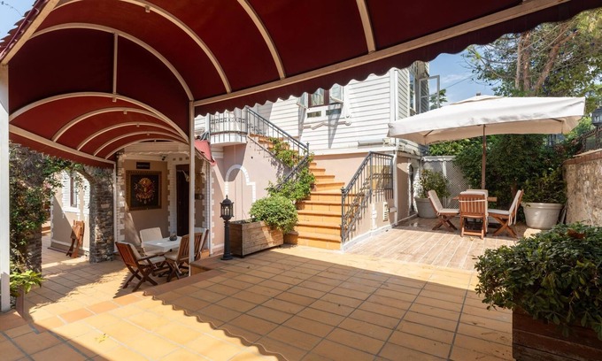 Beylerbeyi Apartment | Magnificent Studio Flat in Uskudar