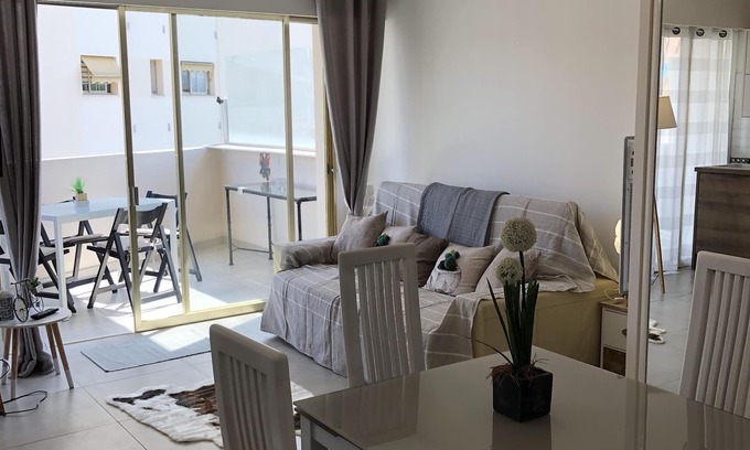 Cannes Old Town Apartment | Magnificent Studio with terrace sea view, square Mistral 100 m Plages du Midi
