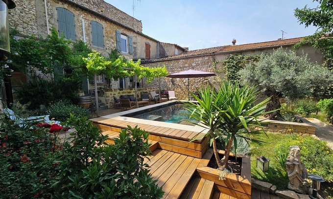 Gignac House | Magnificent town house with swimming pool.