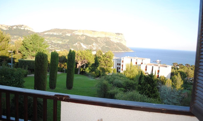 Cassis Apartment | Magnificent view of Cap Canail in quiet residence with tennis court and swimming pool