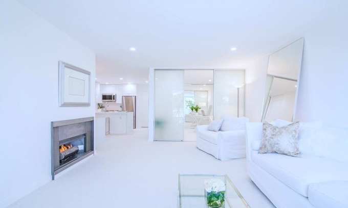 West Los Angeles Condo | Magnificent Villa Blanca in the heart of Brentwood