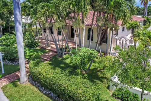 South Lake Villa | Magnificent Villa by Lake near Hollywood Beach